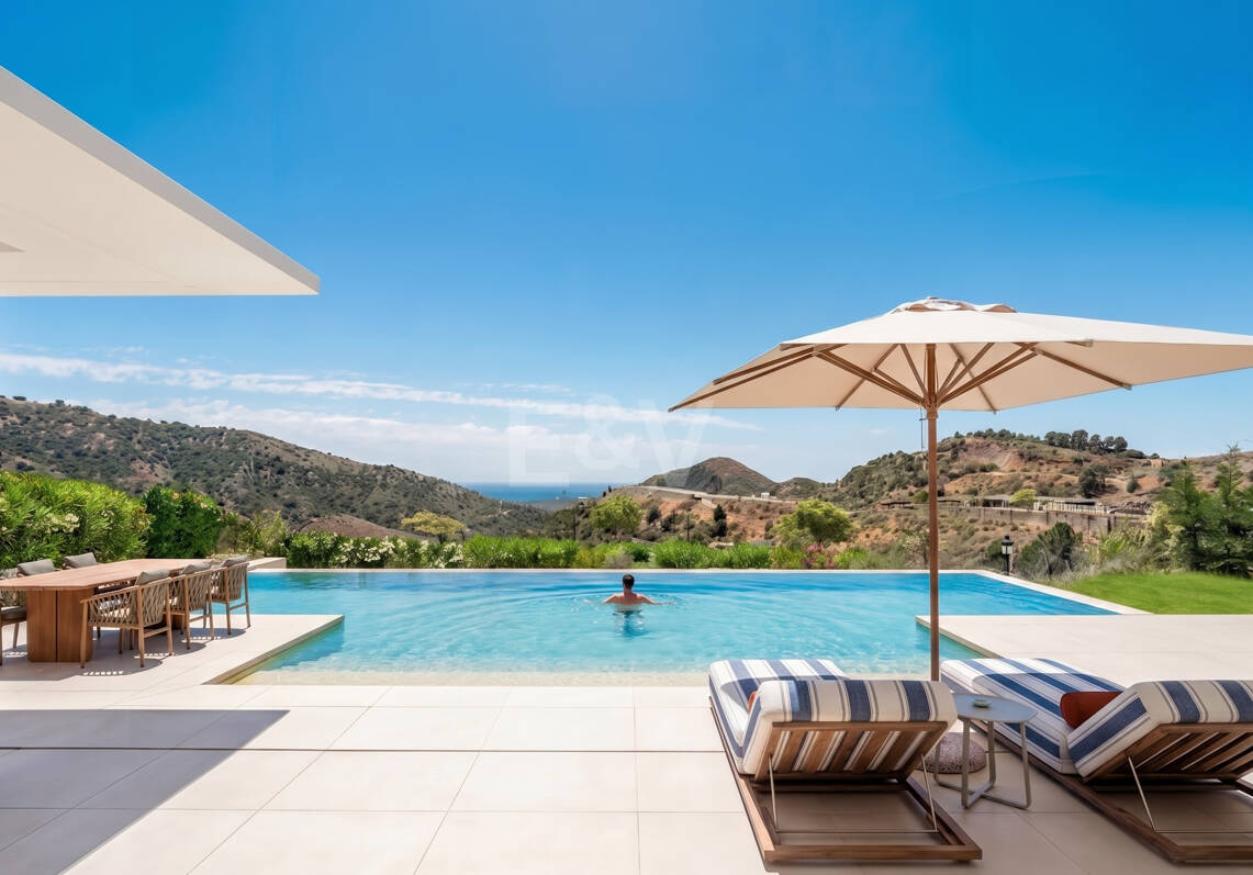 Villa with Double-Height living space and Panoramic Sea Views in Palo Alto