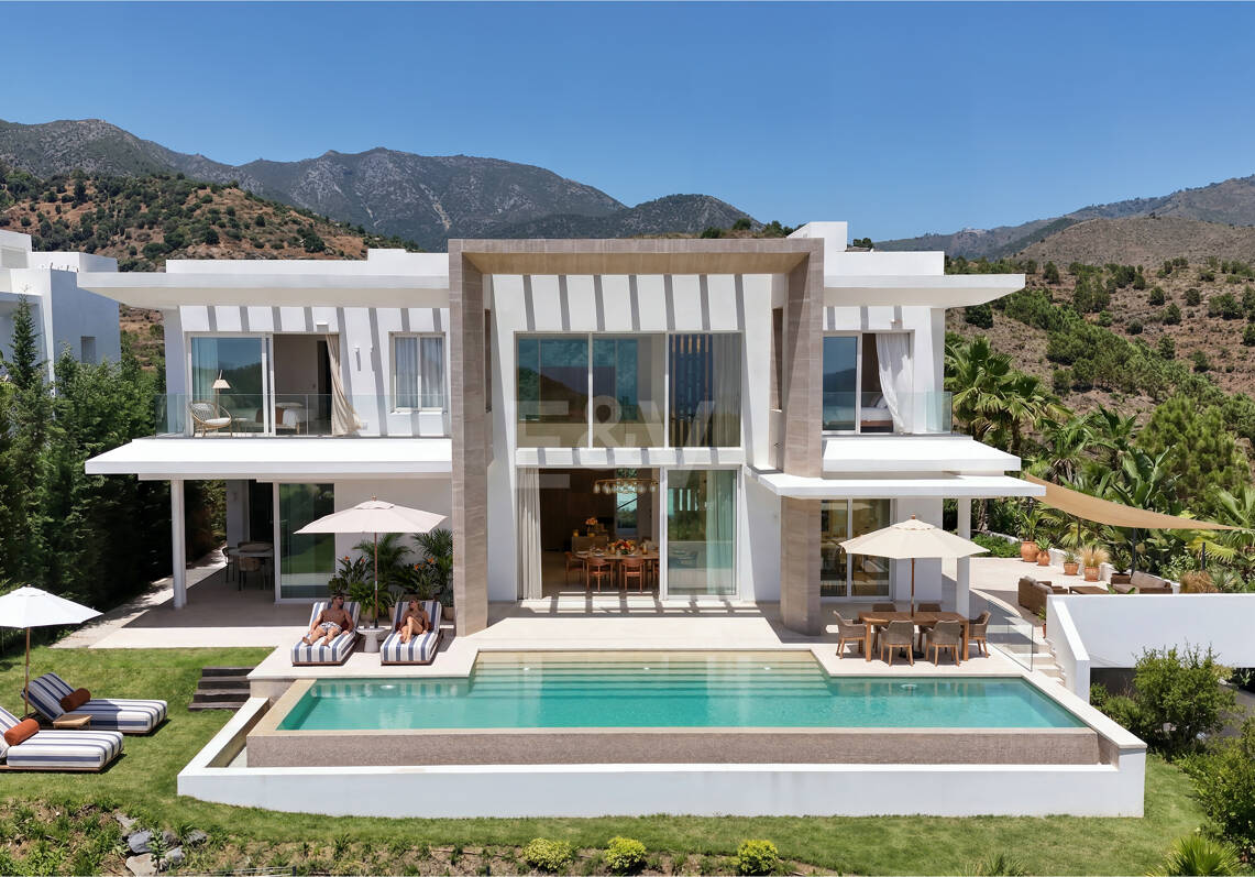 Villa with Double-Height living space and Panoramic Sea Views in Palo Alto