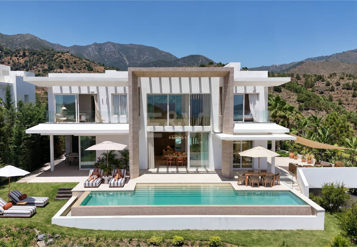 Villa con salón de doble altura y vistas panorámicas al mar en Palo Alto