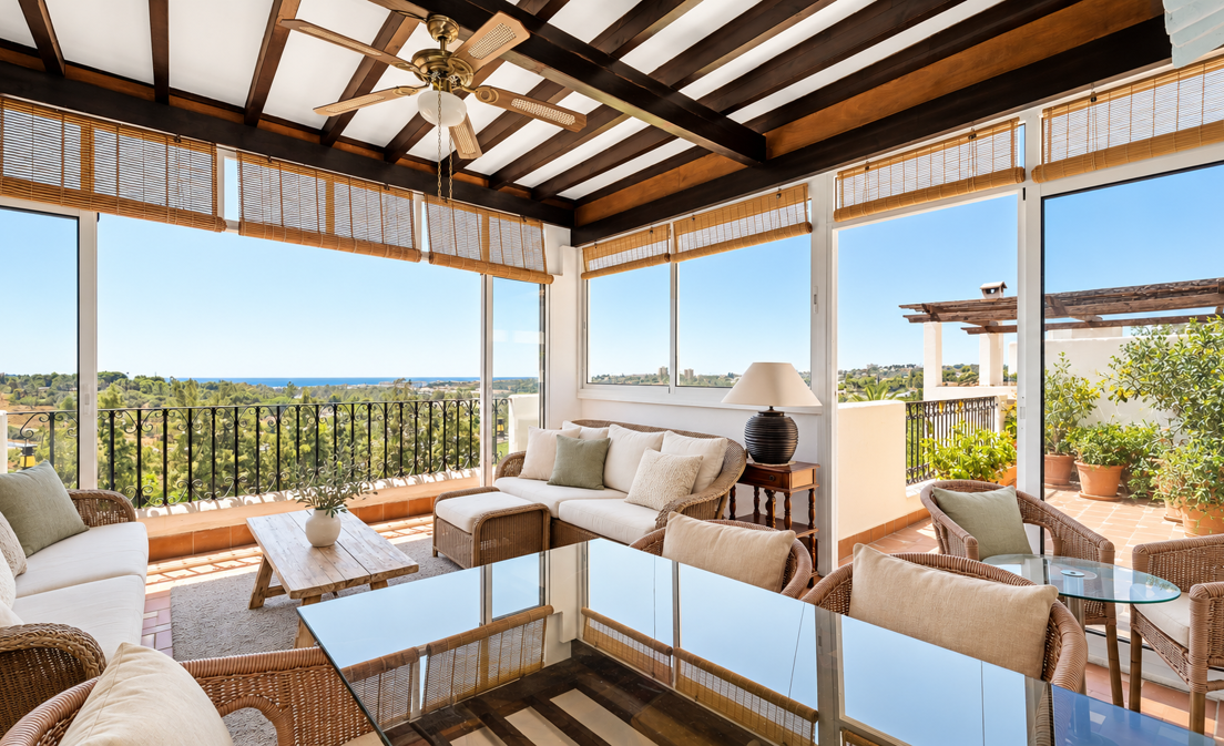 Situé au Club Sierra, entre le prestigieux Golden Mile de Marbella et Nueva Andalucía, ce penthouse de trois chambres offre...