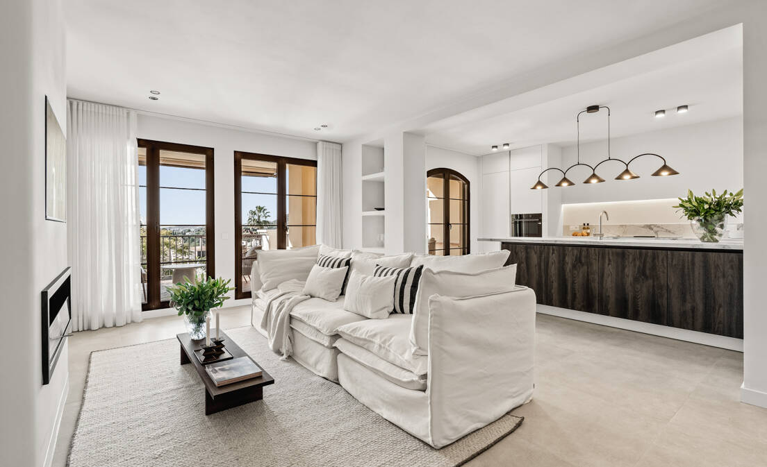 Ubicado en Los Arqueros, una de las comunidades residenciales más exclusivas y consolidadas del oeste de Marbella, este elegante apartamento...