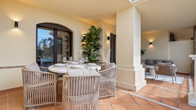 Apartamento en planta baja con interiores de diseño y vistas a la montaña en Los Arqueros