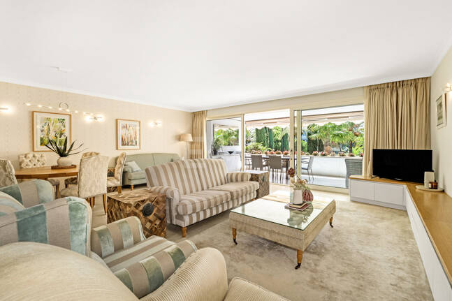 Precioso apartamento en esquina de 4 dormitorios en Don Gonzalo, Marbella