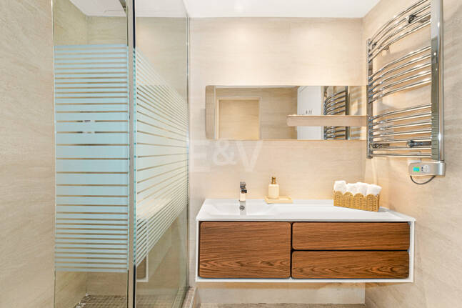 Precioso apartamento en esquina de 4 dormitorios en Don Gonzalo, Marbella