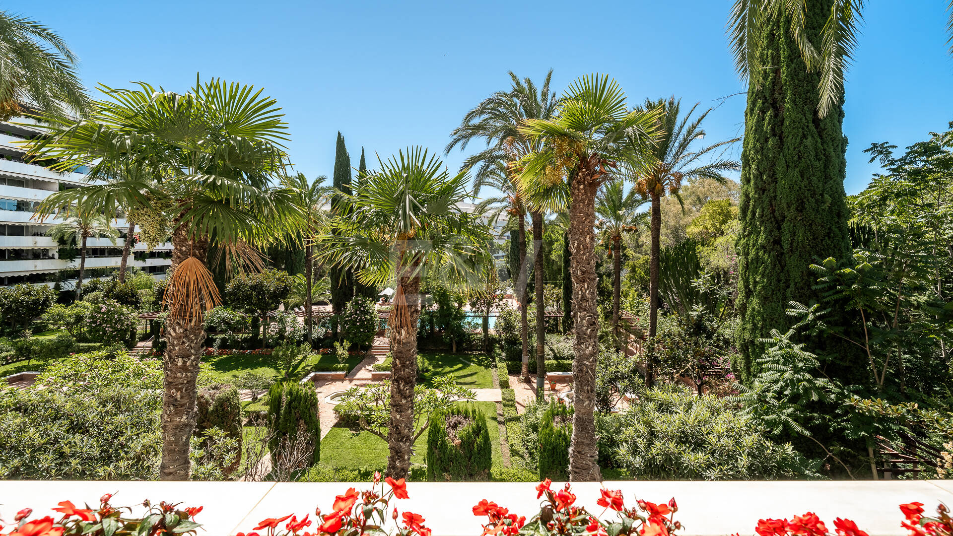 Precioso apartamento en esquina de 4 dormitorios en Don Gonzalo, Marbella