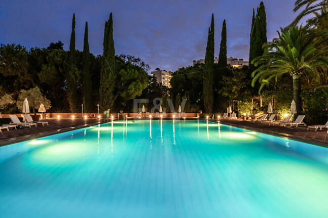 Precioso apartamento en esquina de 4 dormitorios en Don Gonzalo, Marbella