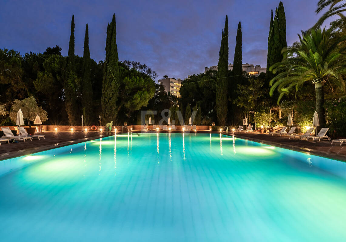 Precioso apartamento en esquina de 4 dormitorios en Don Gonzalo, Marbella