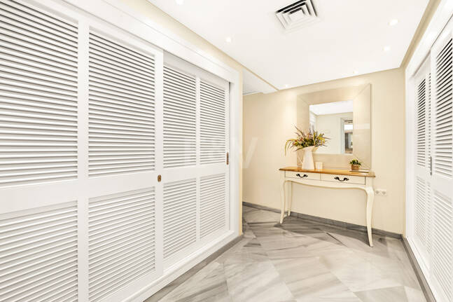 Precioso apartamento en esquina de 4 dormitorios en Don Gonzalo, Marbella