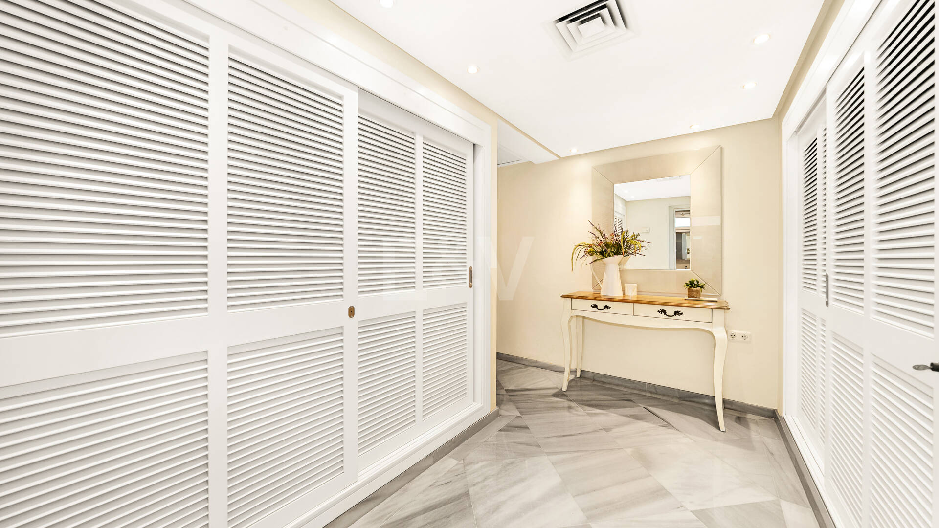 Precioso apartamento en esquina de 4 dormitorios en Don Gonzalo, Marbella