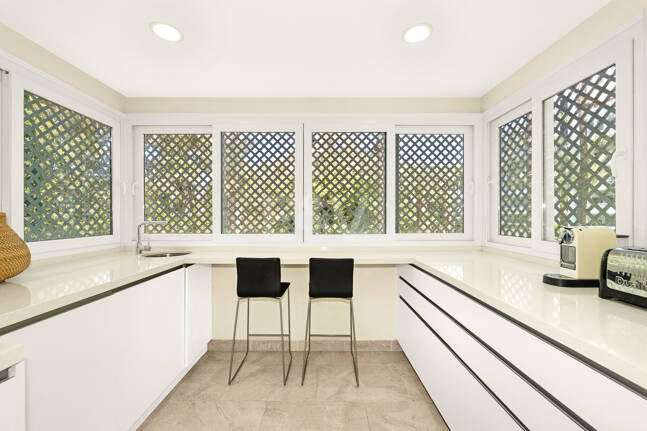 Precioso apartamento en esquina de 4 dormitorios en Don Gonzalo, Marbella