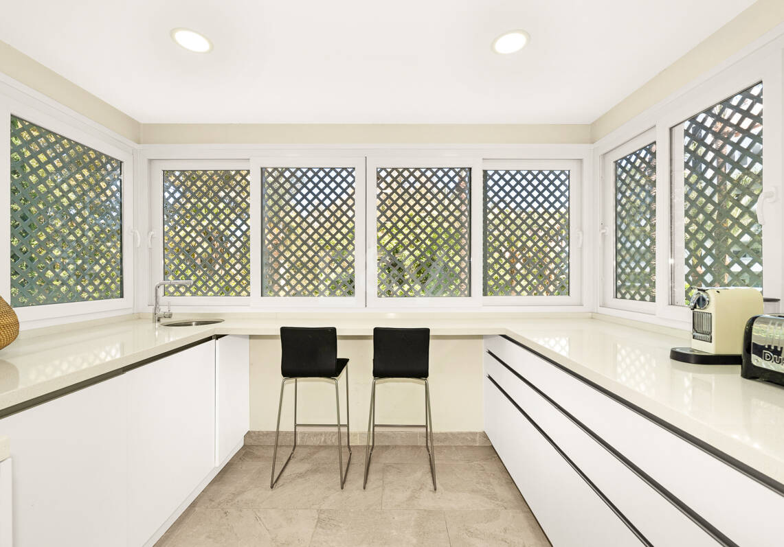 Precioso apartamento en esquina de 4 dormitorios en Don Gonzalo, Marbella