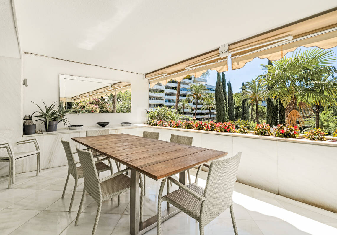 Precioso apartamento en esquina de 4 dormitorios en Don Gonzalo, Marbella