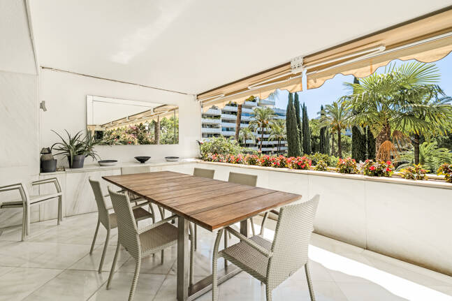 Precioso apartamento en esquina de 4 dormitorios en Don Gonzalo, Marbella