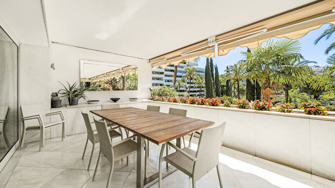 Luxury Beachside Living: 4-Bedroom corner Apartment in Don Gonzalo, Marbella