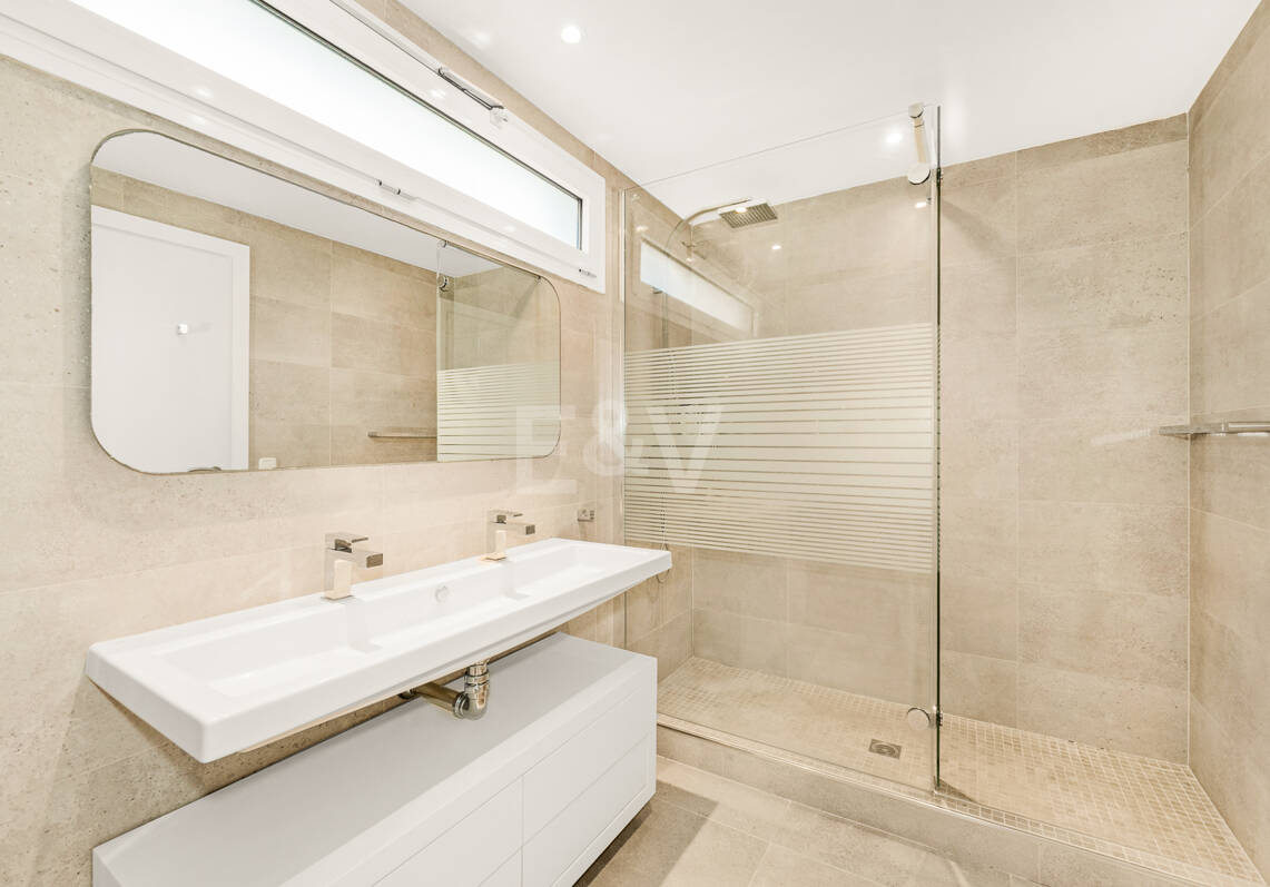 Precioso apartamento en esquina de 4 dormitorios en Don Gonzalo, Marbella