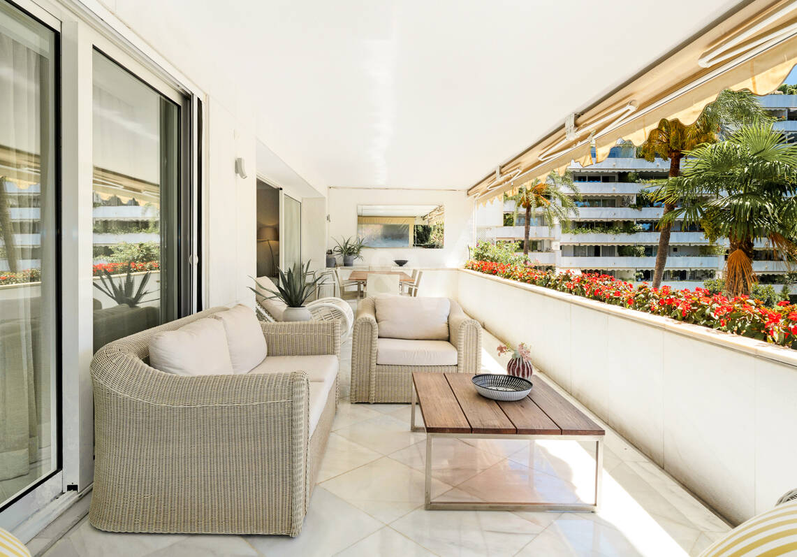 Precioso apartamento en esquina de 4 dormitorios en Don Gonzalo, Marbella