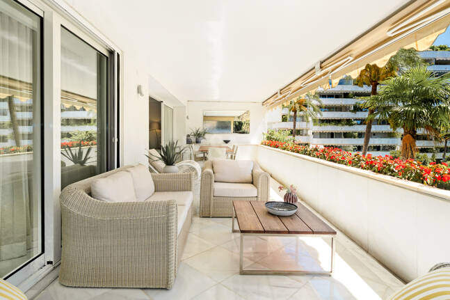 Precioso apartamento en esquina de 4 dormitorios en Don Gonzalo, Marbella