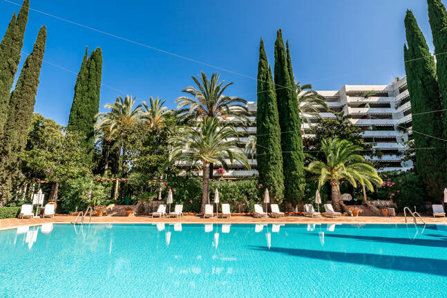 Precioso apartamento en esquina de 4 dormitorios en Don Gonzalo, Marbella