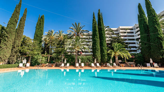Luxury Beachside Living: 4-Bedroom corner Apartment in Don Gonzalo, Marbella