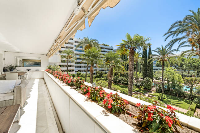 Precioso apartamento en esquina de 4 dormitorios en Don Gonzalo, Marbella