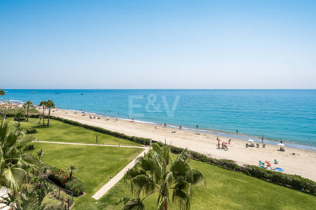 Duplex-Penthouse in erster Meereslinie in La Morera, Marbella Ost