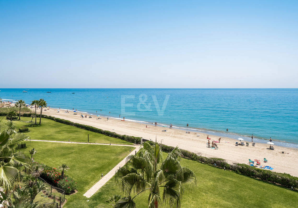Duplex-Penthouse in erster Meereslinie in La Morera, Marbella Ost