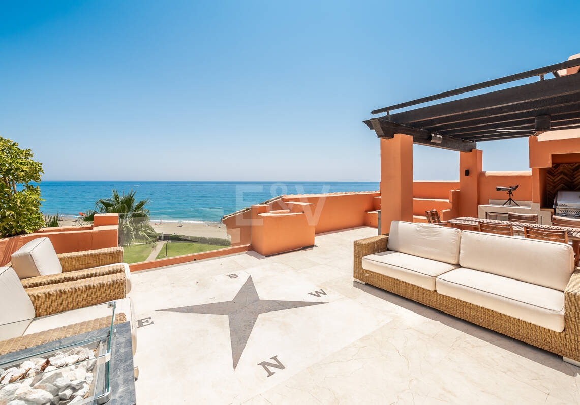 Duplex-Penthouse in erster Meereslinie in La Morera, Marbella Ost