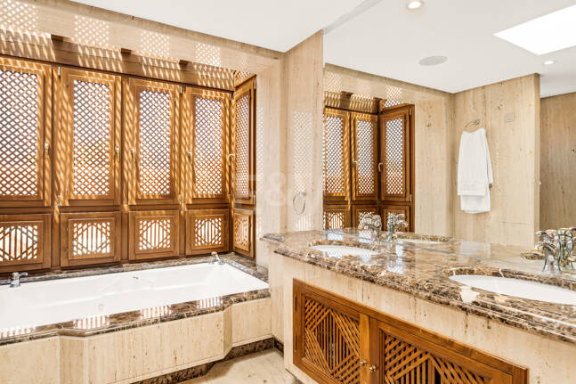 Duplex-Penthouse in erster Meereslinie in La Morera, Marbella Ost