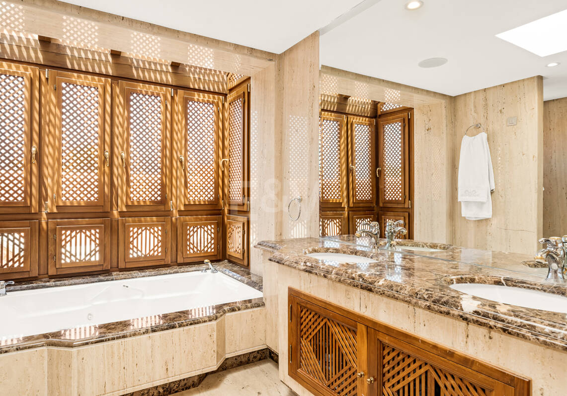 Duplex-Penthouse in erster Meereslinie in La Morera, Marbella Ost
