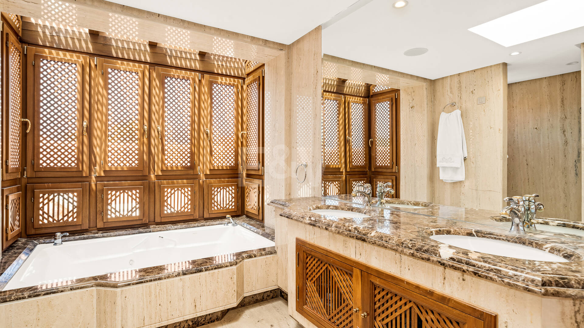 Duplex-Penthouse in erster Meereslinie in La Morera, Marbella Ost