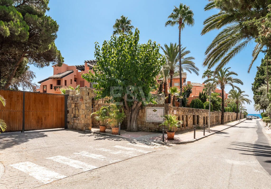 Duplex-Penthouse in erster Meereslinie in La Morera, Marbella Ost