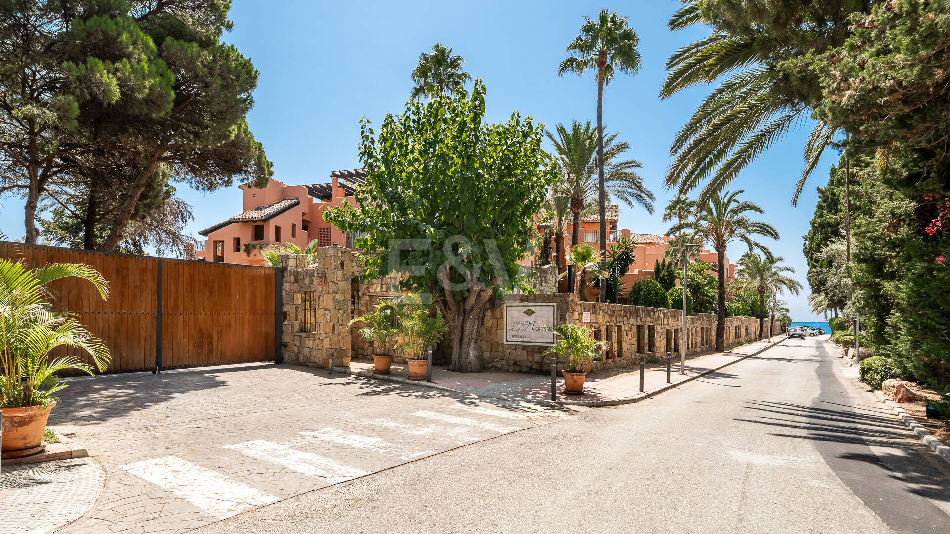 Duplex-Penthouse in erster Meereslinie in La Morera, Marbella Ost