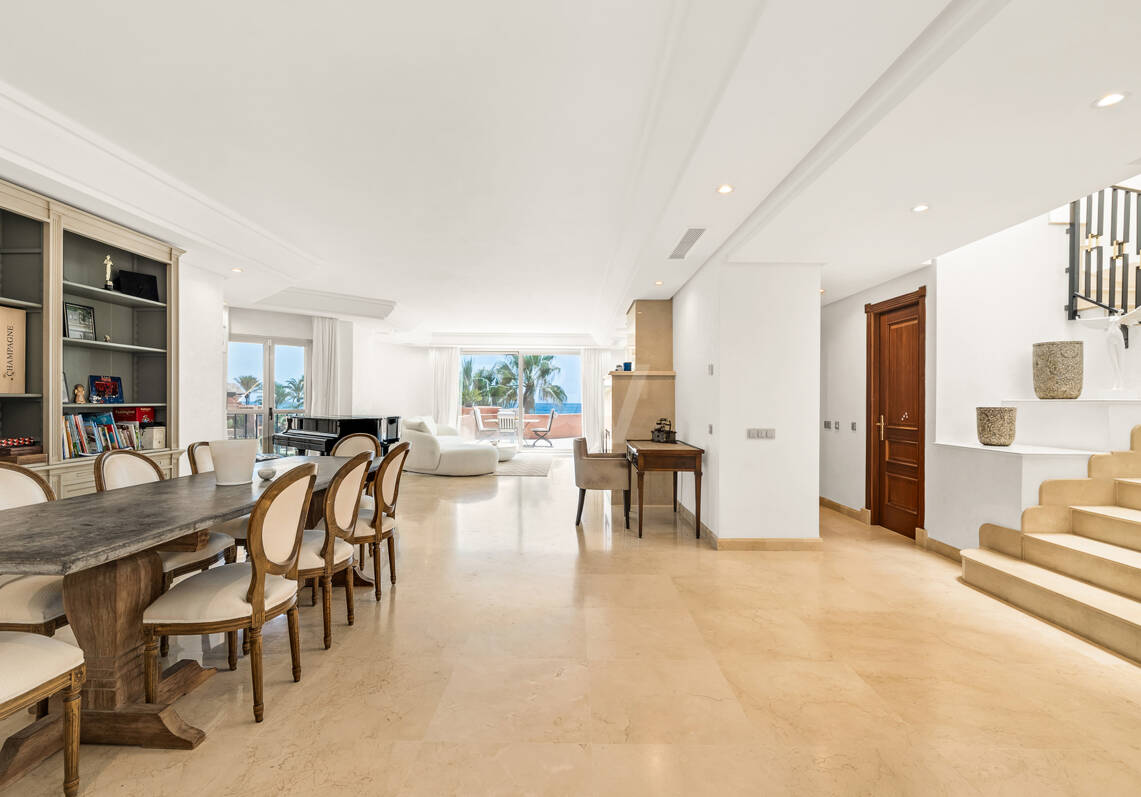 Duplex-Penthouse in erster Meereslinie in La Morera, Marbella Ost