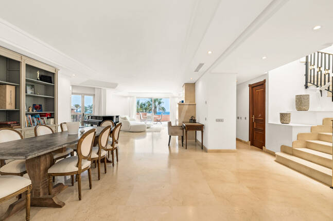 Duplex-Penthouse in erster Meereslinie in La Morera, Marbella Ost