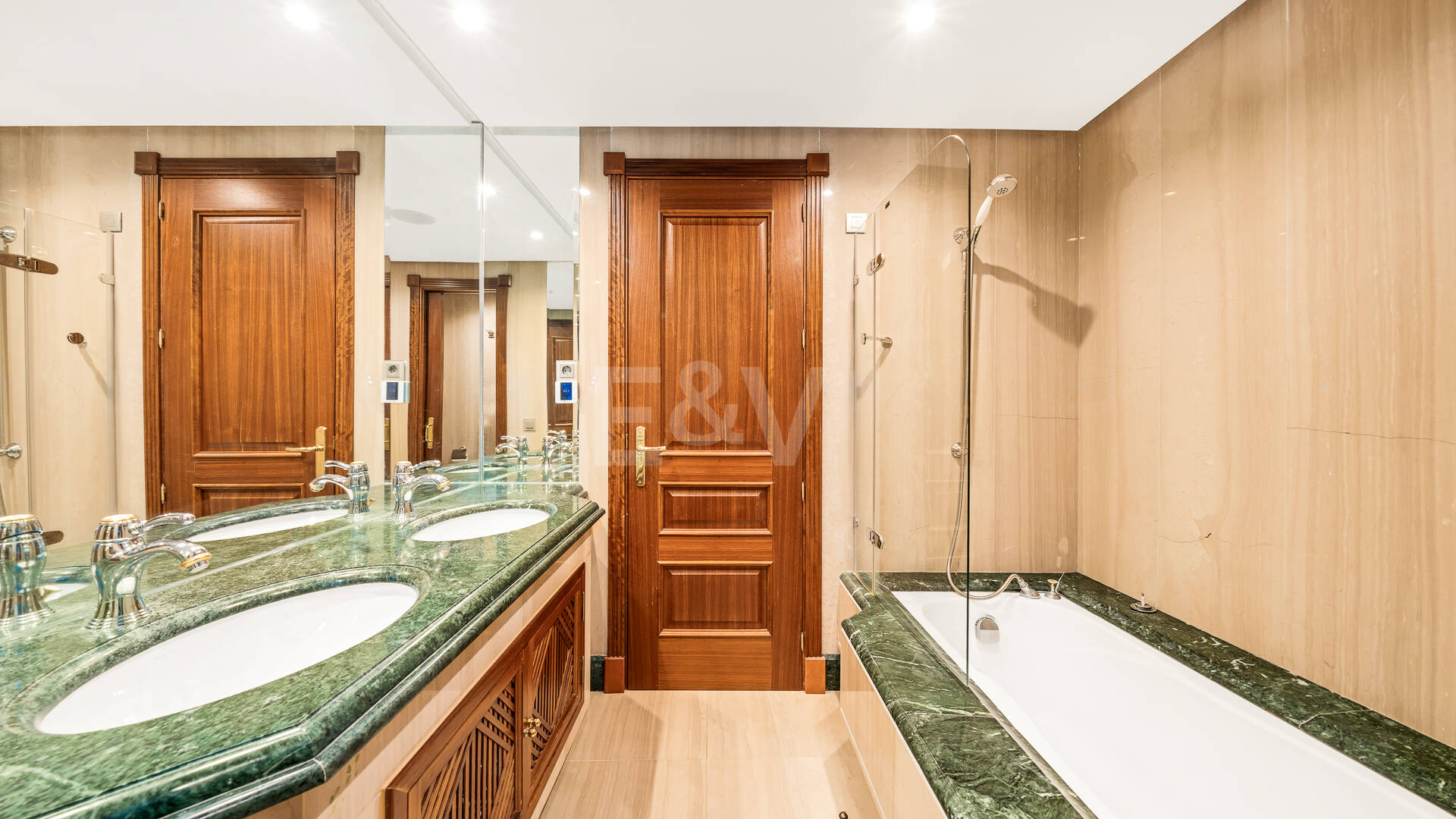 Duplex-Penthouse in erster Meereslinie in La Morera, Marbella Ost