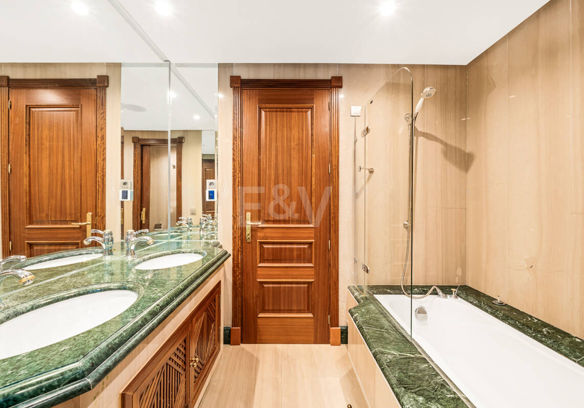 Duplex-Penthouse in erster Meereslinie in La Morera, Marbella Ost