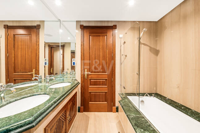 Duplex-Penthouse in erster Meereslinie in La Morera, Marbella Ost