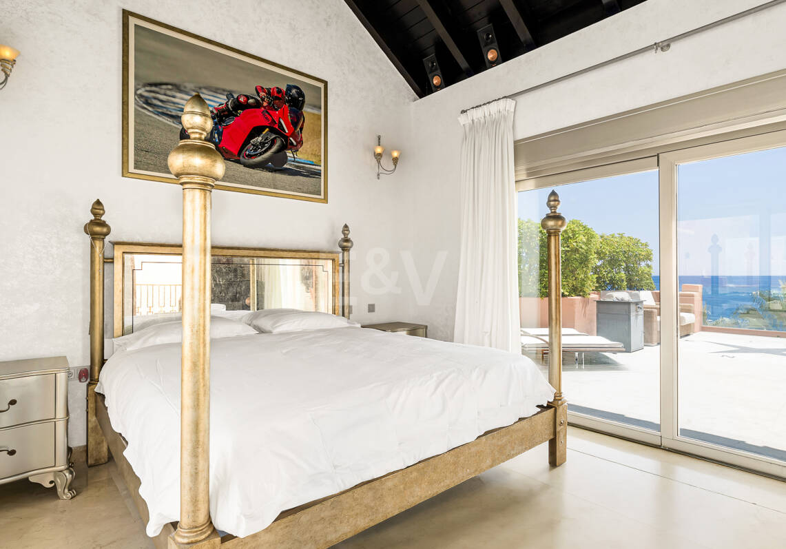 Duplex-Penthouse in erster Meereslinie in La Morera, Marbella Ost