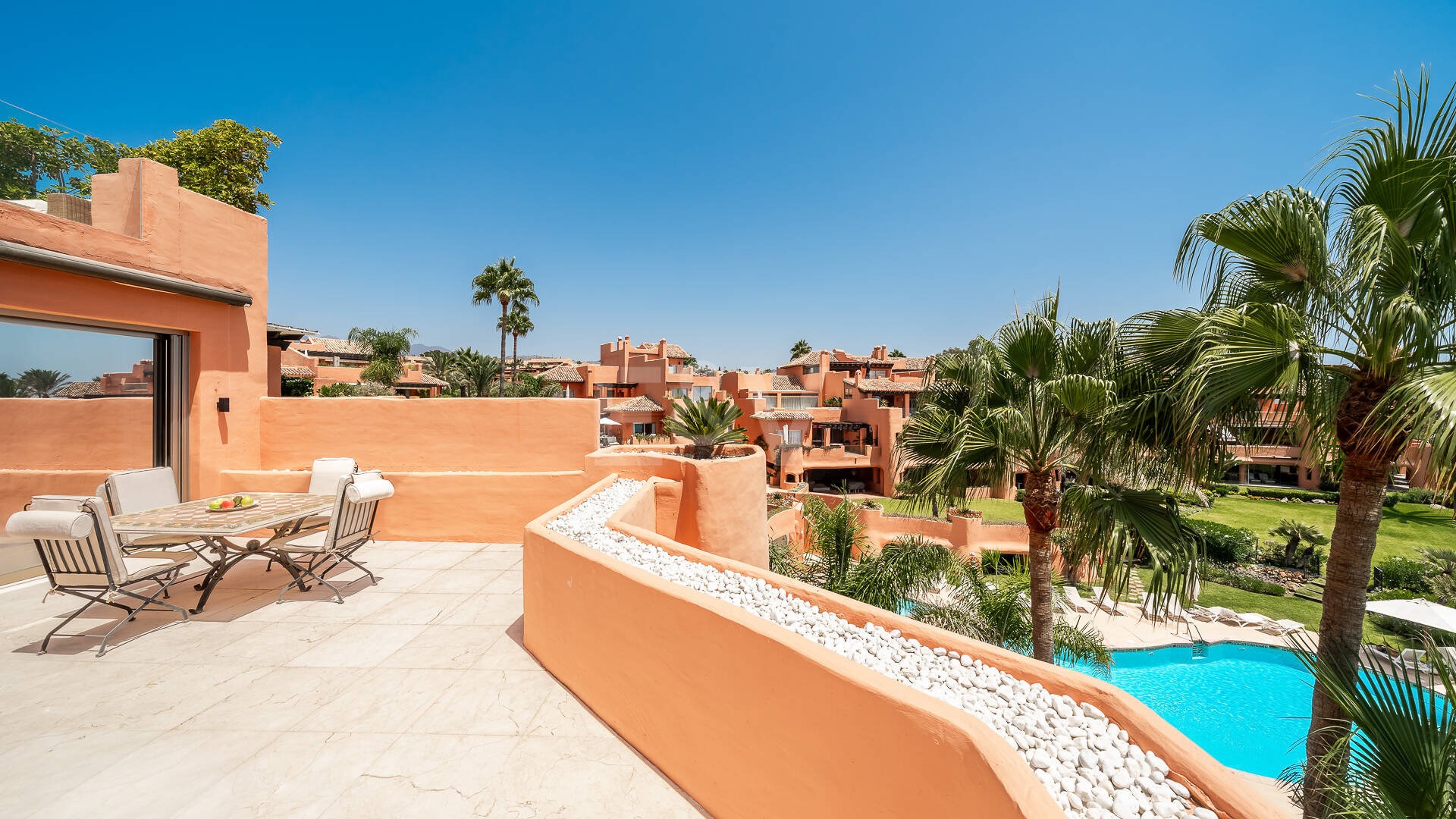 Duplex-Penthouse in erster Meereslinie in La Morera, Marbella Ost