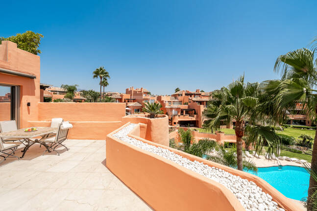 Duplex-Penthouse in erster Meereslinie in La Morera, Marbella Ost