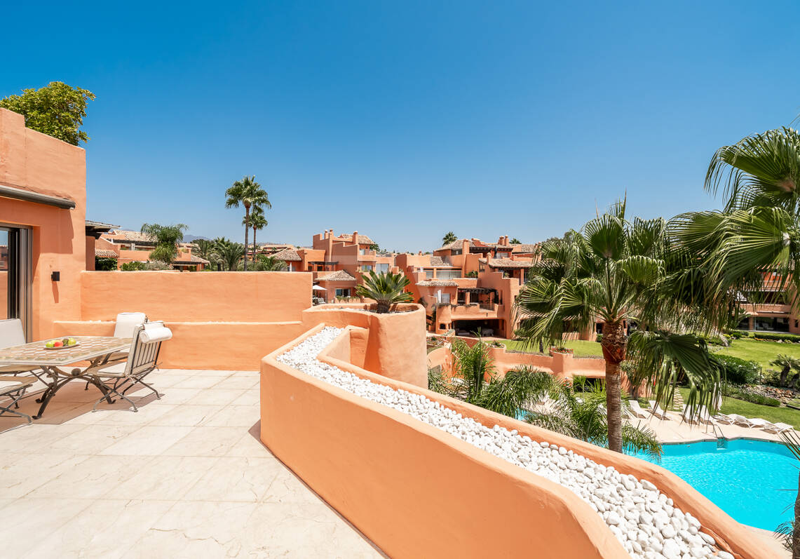 Duplex-Penthouse in erster Meereslinie in La Morera, Marbella Ost