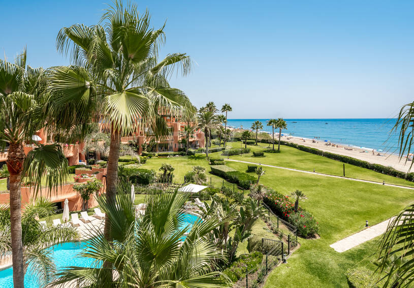 Duplex-Penthouse in erster Meereslinie in La Morera, Marbella Ost