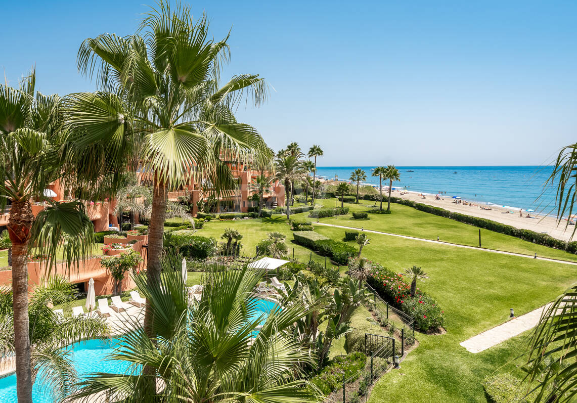 Duplex-Penthouse in erster Meereslinie in La Morera, Marbella Ost