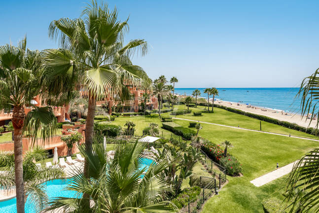 Duplex-Penthouse in erster Meereslinie in La Morera, Marbella Ost
