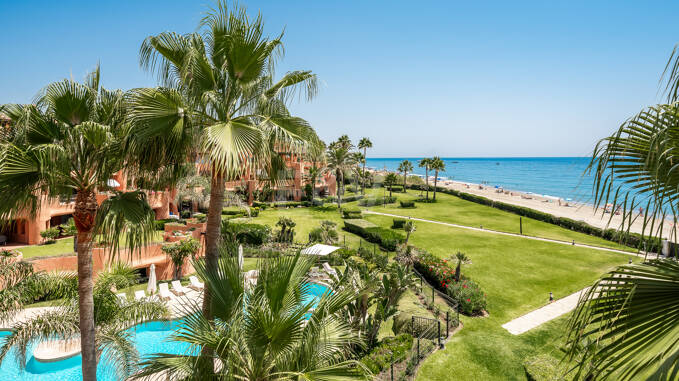 Duplex-Penthouse in erster Meereslinie in La Morera, Marbella Ost