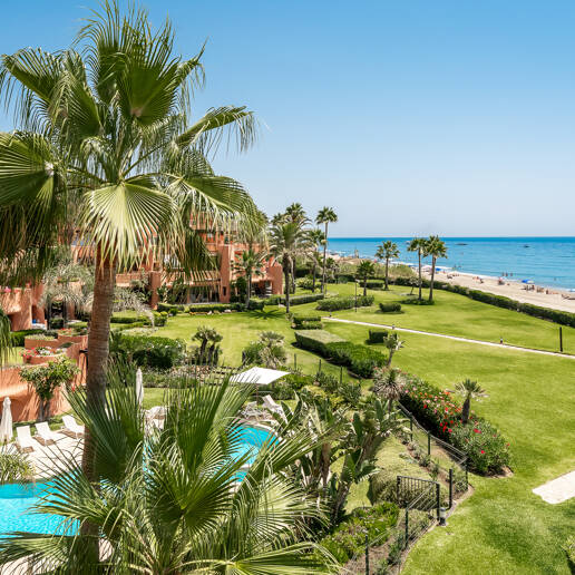 Duplex-Penthouse in erster Meereslinie in La Morera, Marbella Ost