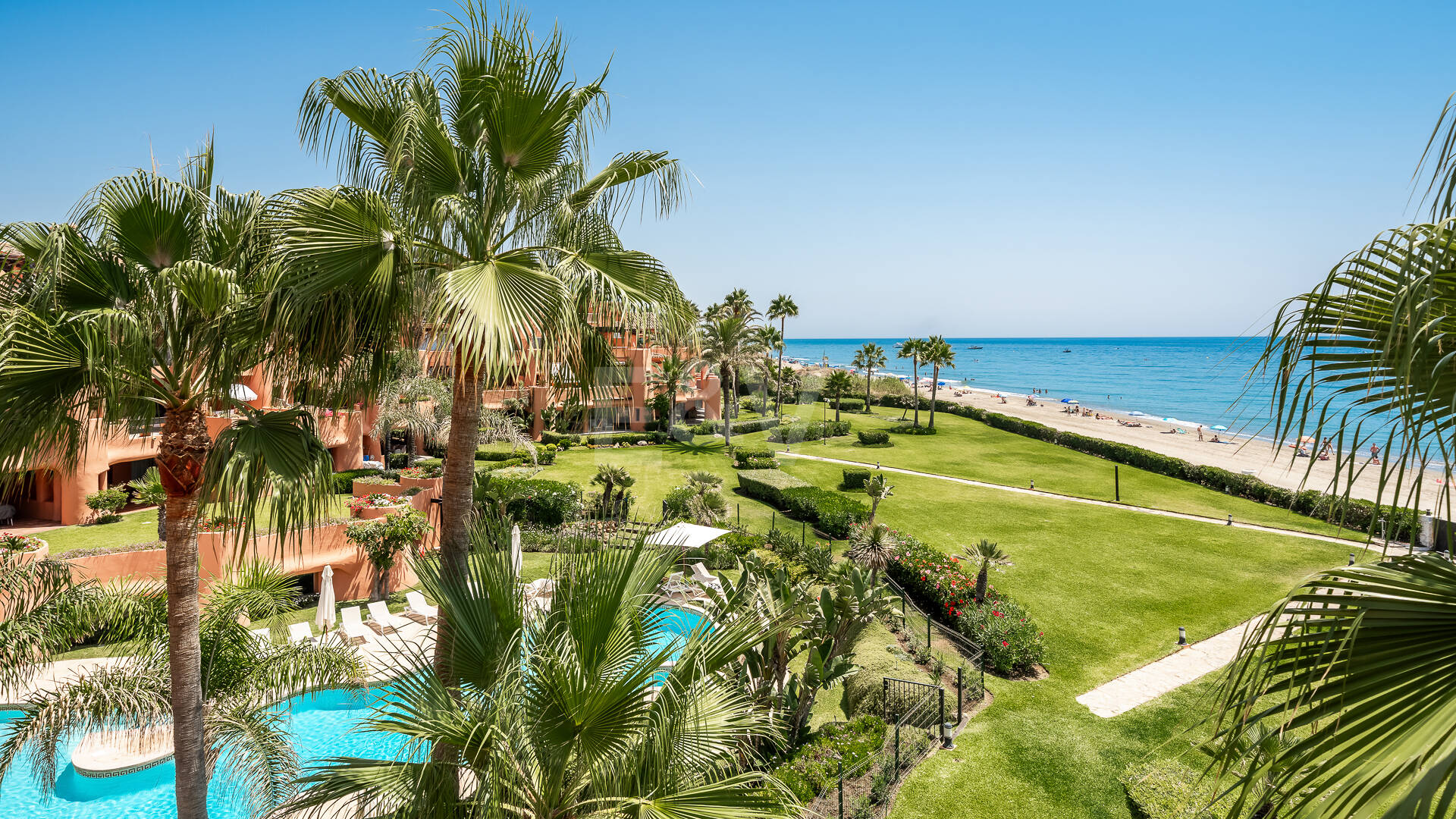 Duplex-Penthouse in erster Meereslinie in La Morera, Marbella Ost