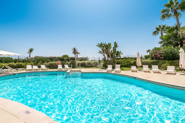 Duplex-Penthouse in erster Meereslinie in La Morera, Marbella Ost
