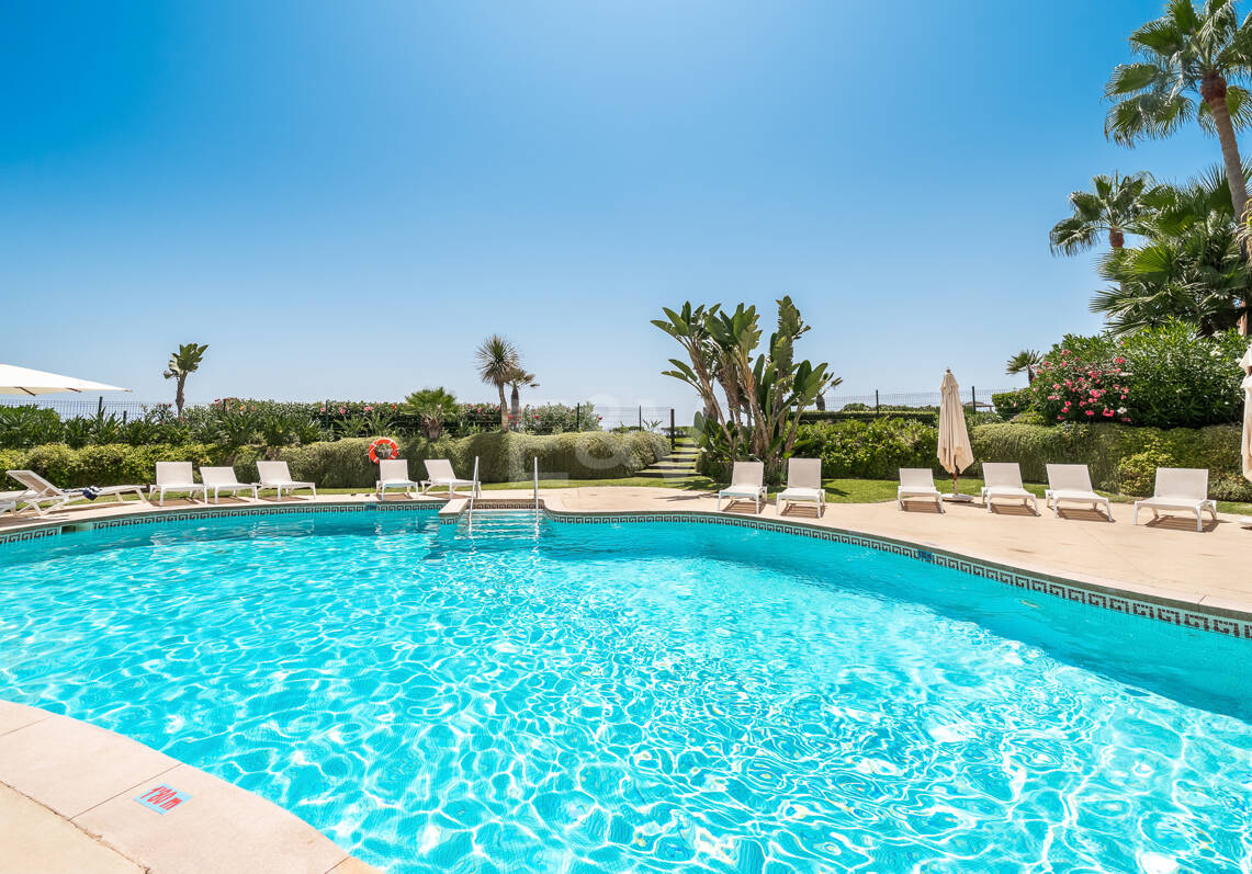 Duplex-Penthouse in erster Meereslinie in La Morera, Marbella Ost
