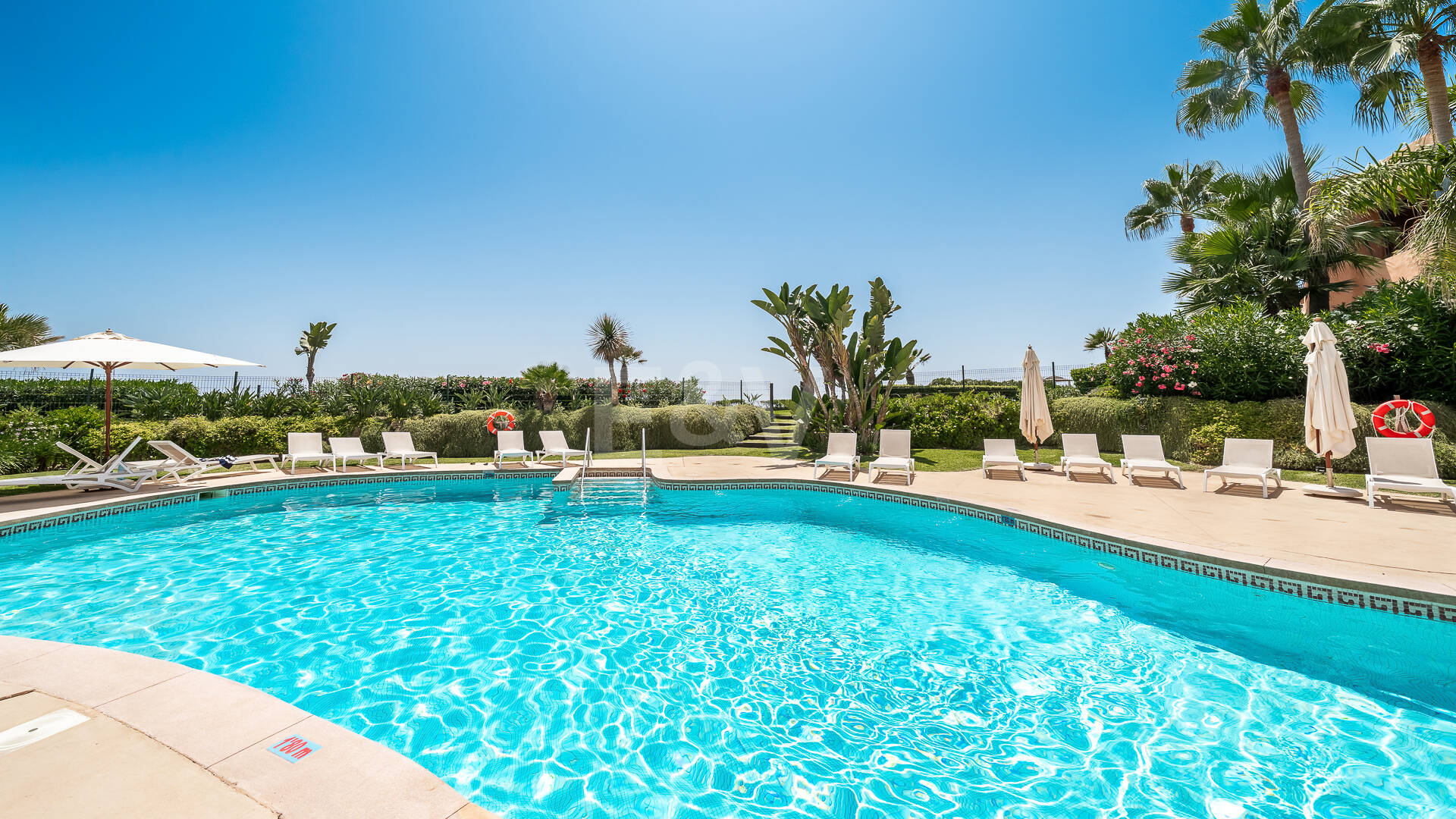 Duplex-Penthouse in erster Meereslinie in La Morera, Marbella Ost